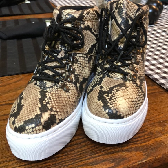 High top tennis shoes - Picture 2 of 2